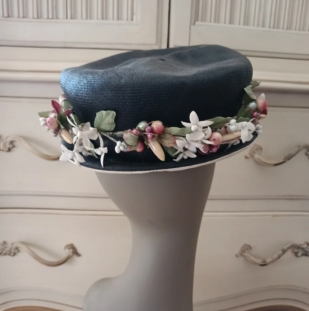 RARE AND STUNNING VINTAGE 1930S/ 40S BLACK STRAW HAT W/ VTG FLORALS AND FRUIT !